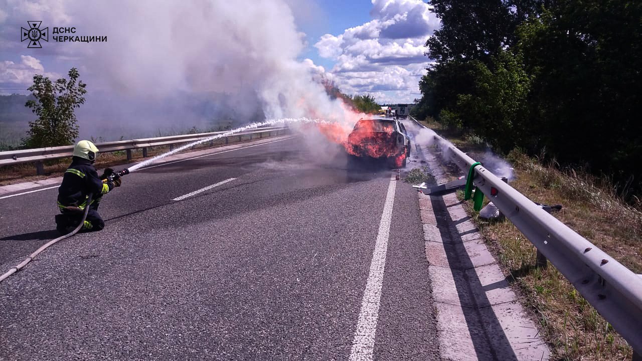 авто горить на дорозі