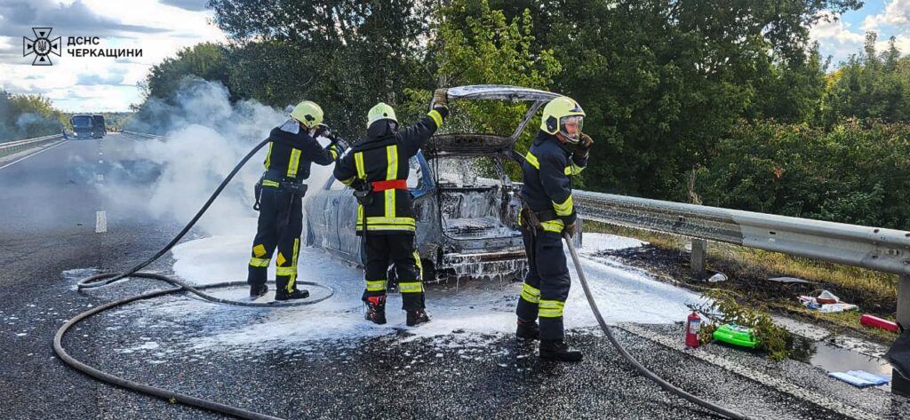 рятувальники погасили пожежу автомобіля
