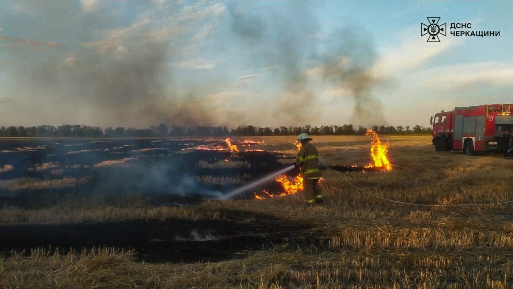рятувальник гасить пожежу