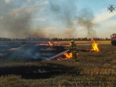рятувальник гасить пожежу