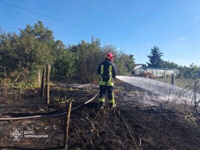 рятувальник гасить пожежу на городі