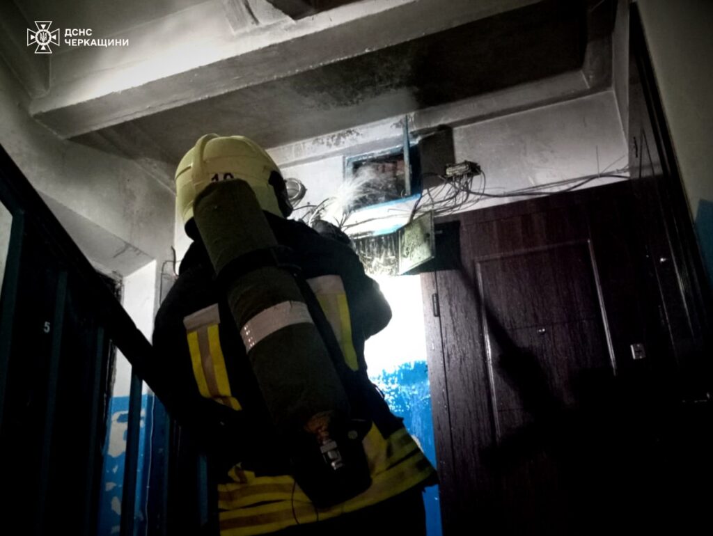 рятувальник у під'їзді