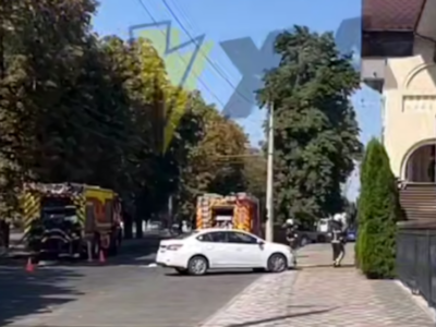 машини біля будівлі