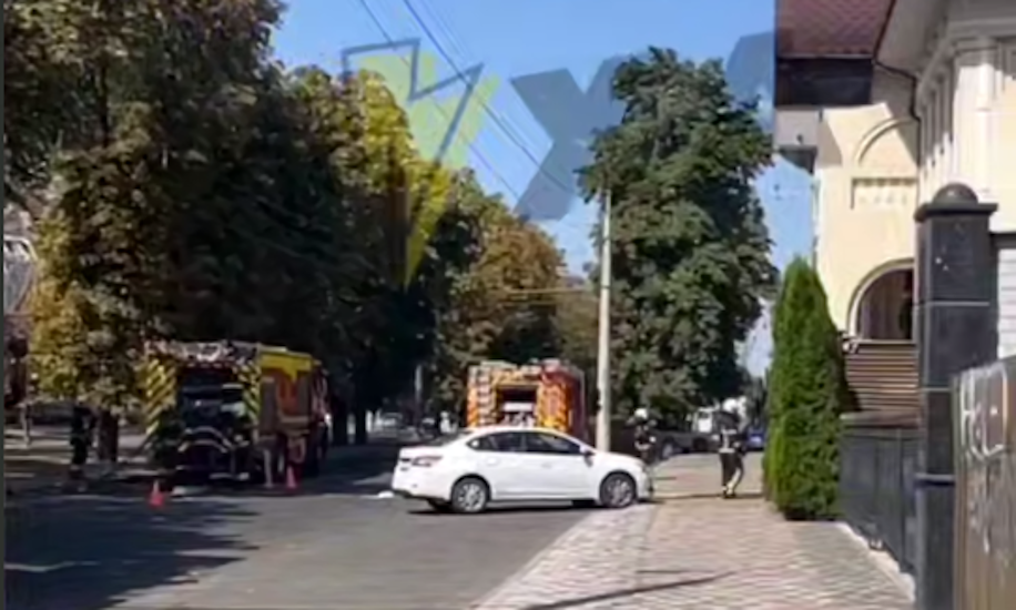 машини біля будівлі