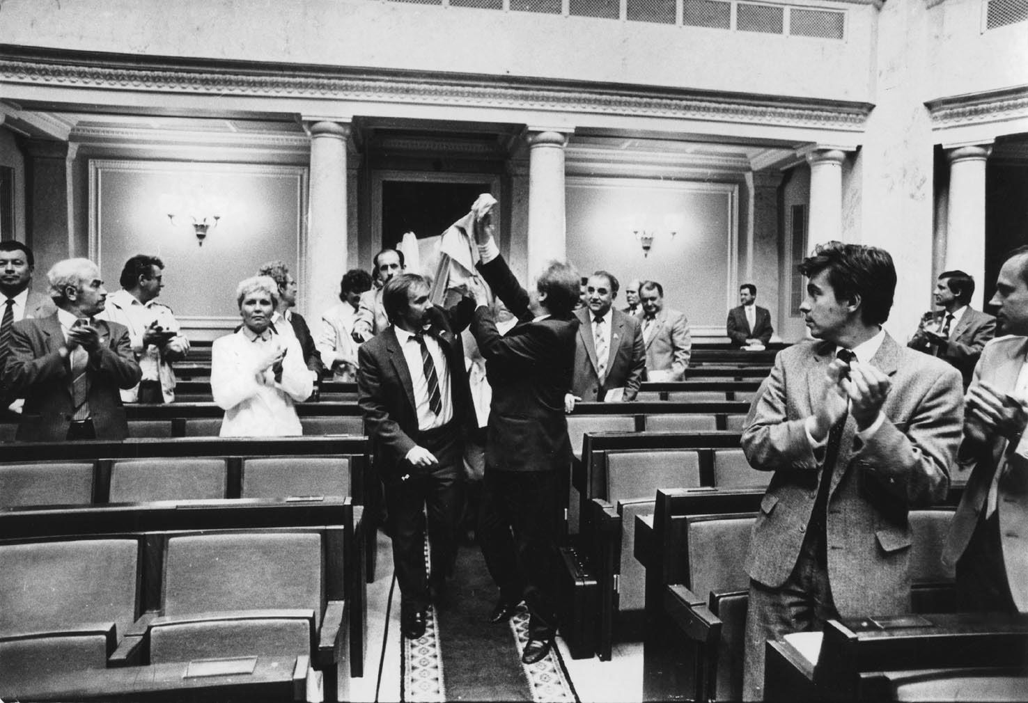 24 серпня 1991 року — внесення національного прапора до зали Верховної Ради у день ухвалення Акта проголошення незалежності України. Фото: Голос України