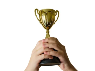 премія, кубок, нагорода в руках