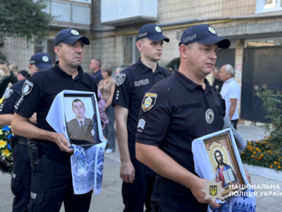 поліцейські на прощанні із побратимом