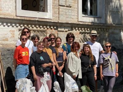 люди з мішками сміття