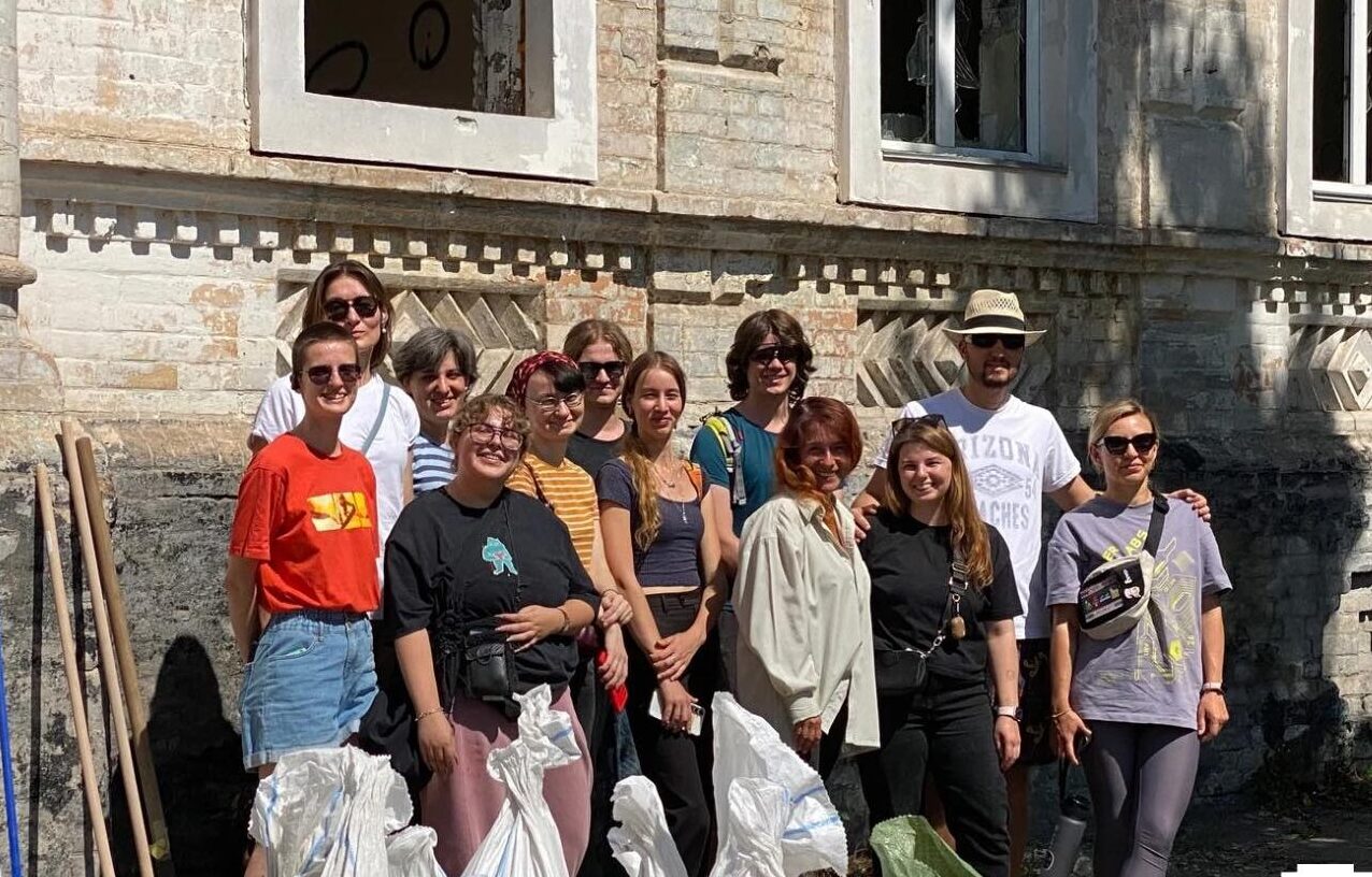 люди з мішками сміття