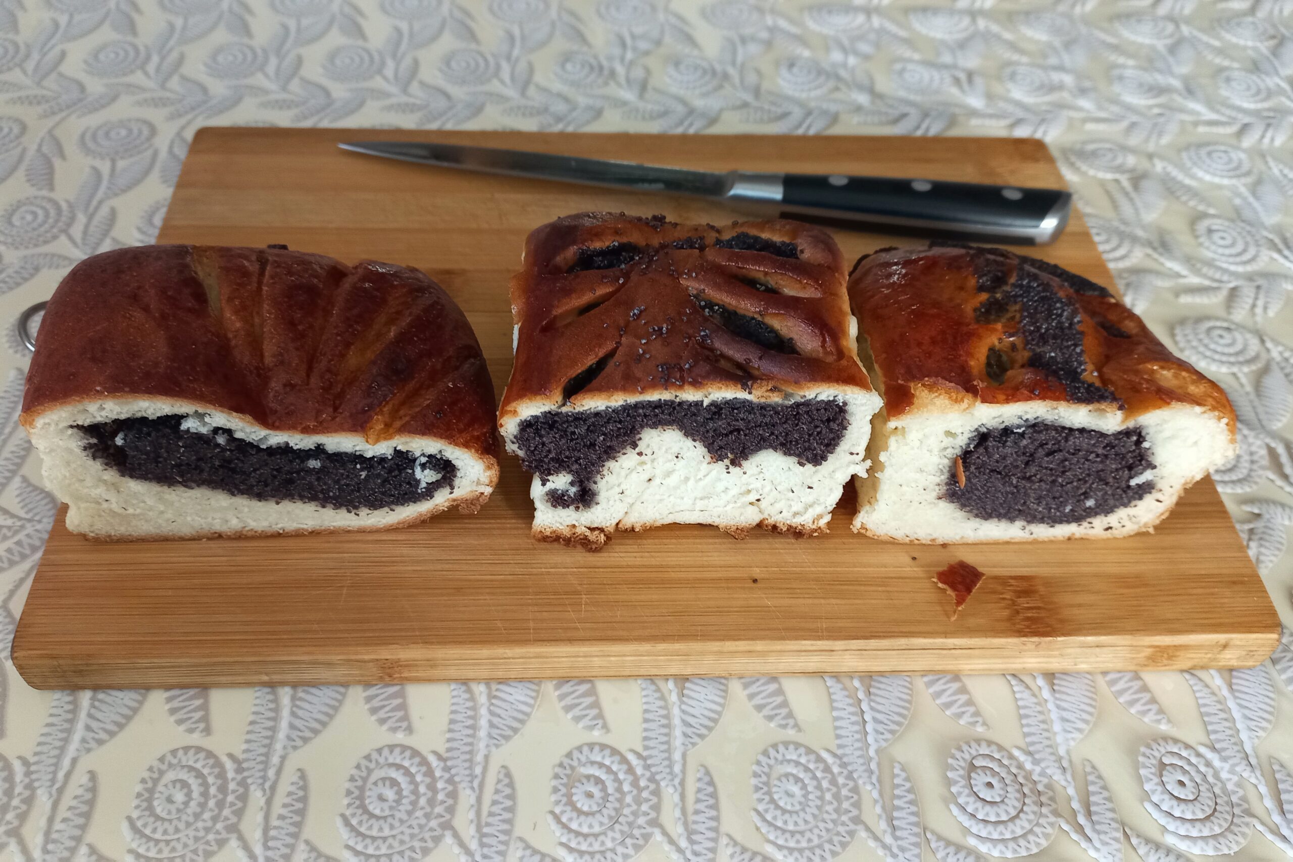 Пиріжок із маком у розріз