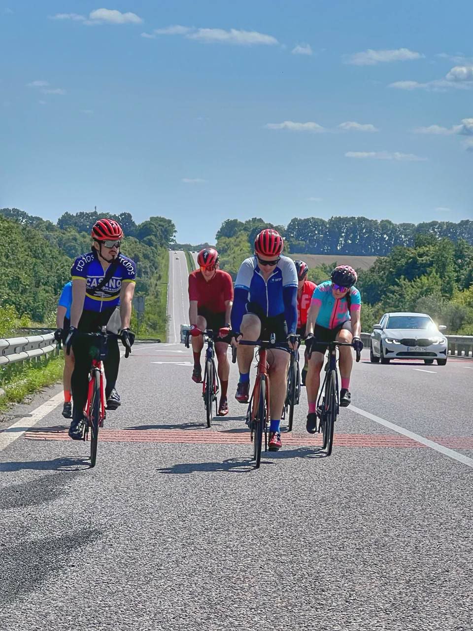 велосипедисти в дорозі