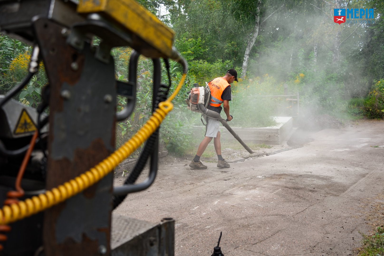 Працівник на кладовищі