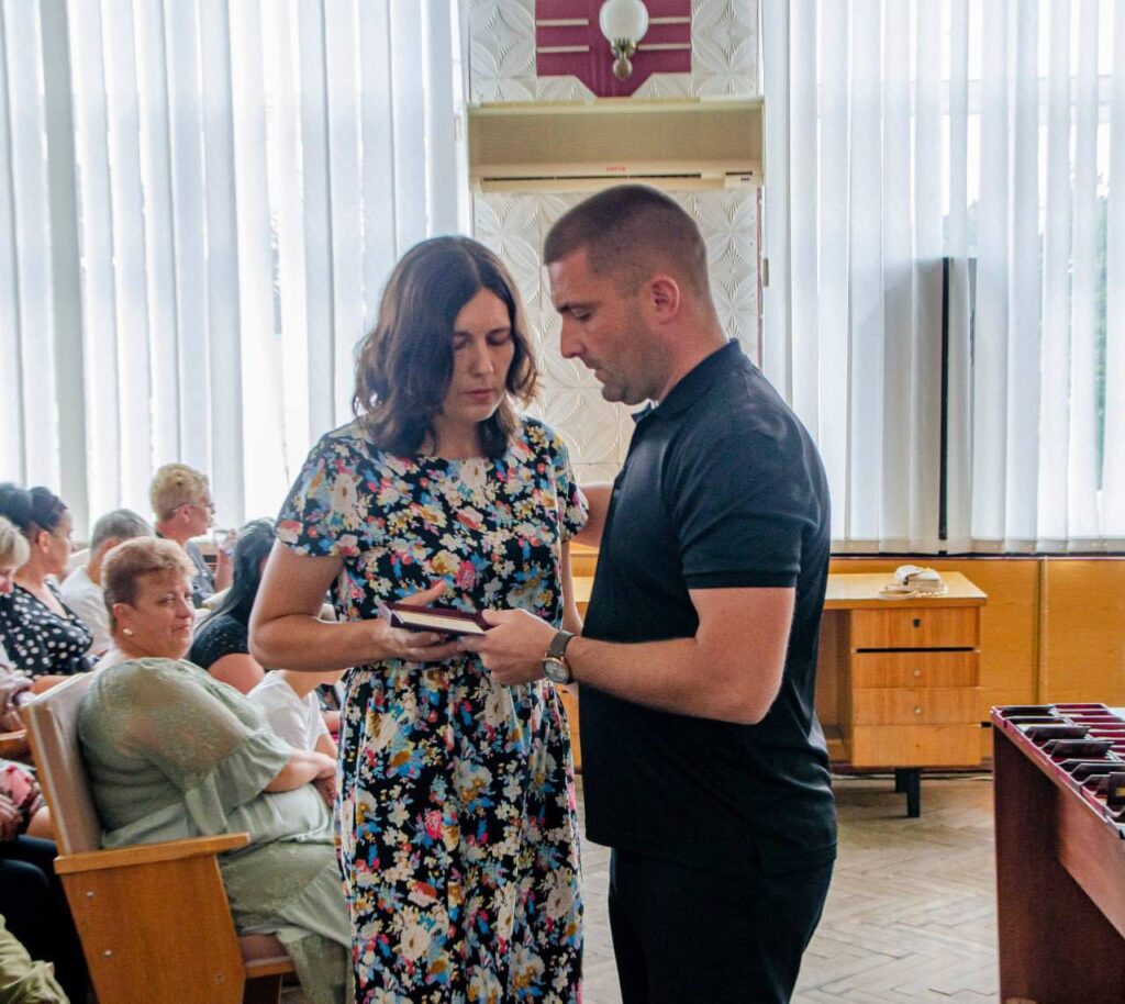 жінка отримує орден загиблого захисника