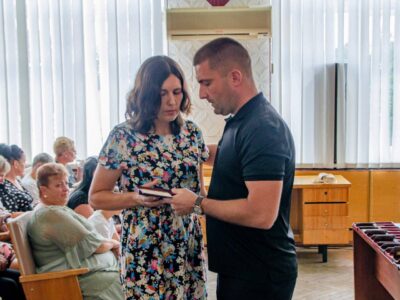 жінка отримує орден загиблого захисника