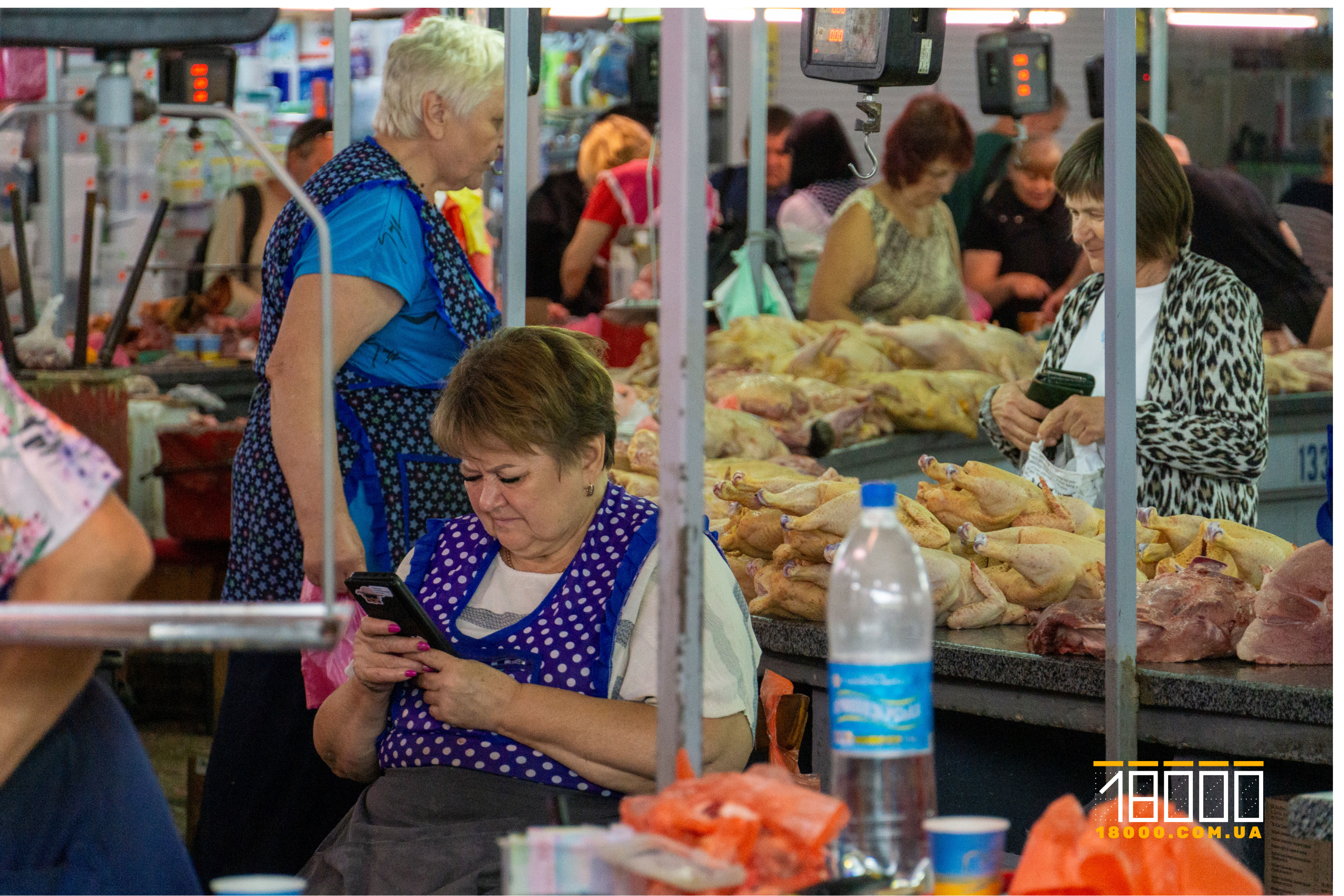 Продавці в критому ринку