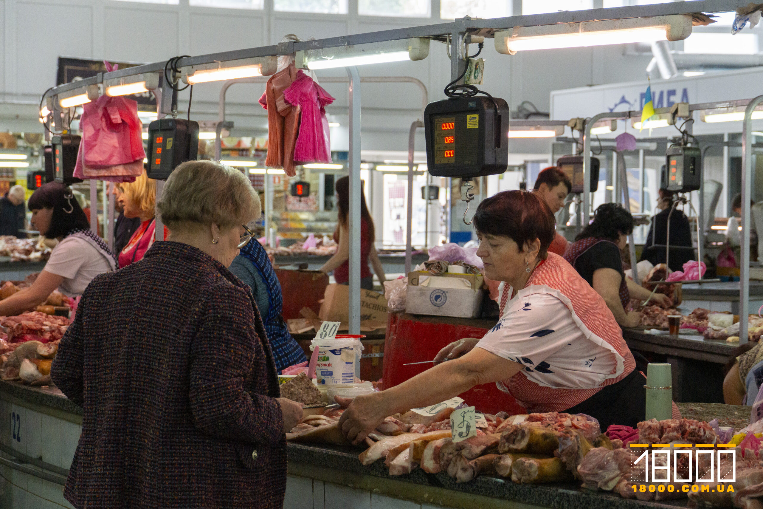 Продавчиня пригощає салом