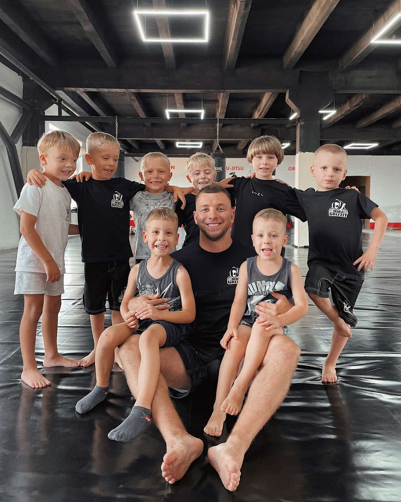 Хлопці у школі єдиноборств у Черкасах