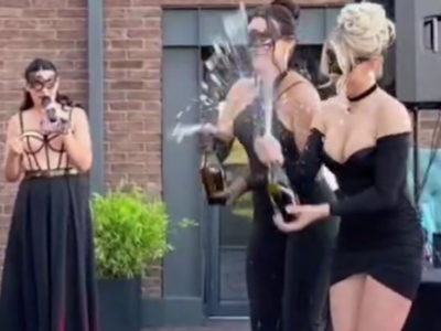 дівчата з шампанським