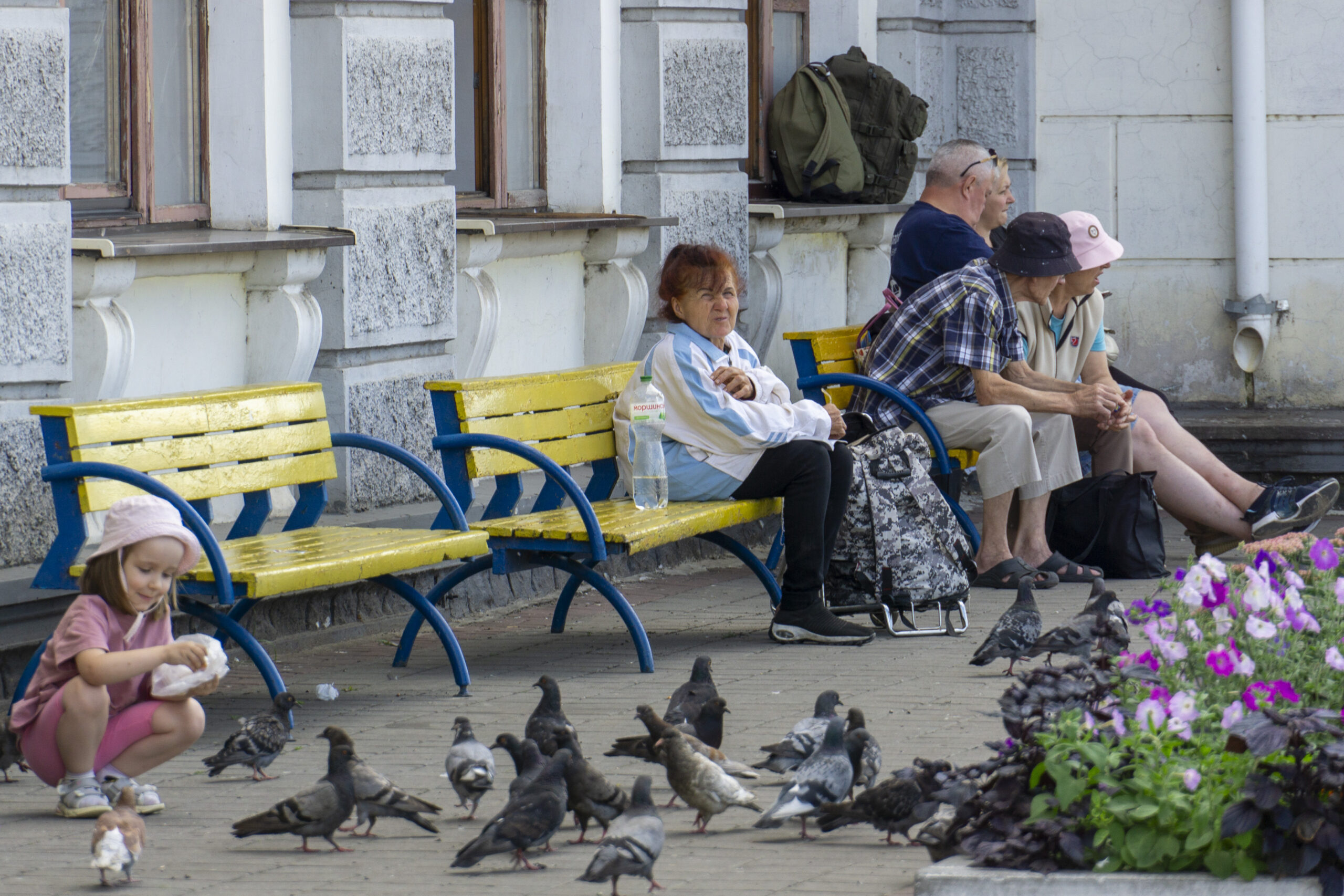 Люди на станції імені Тараса Шевченка
