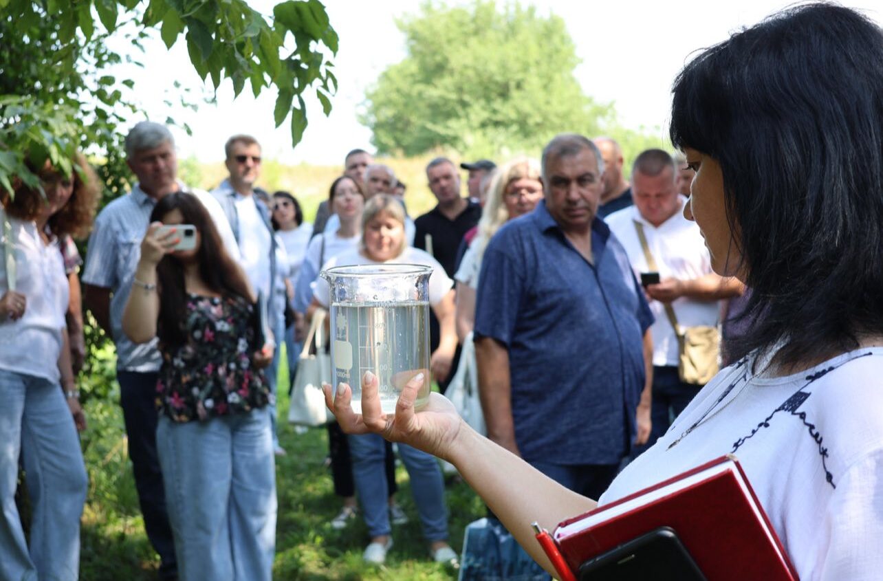 жінка зі склянкою