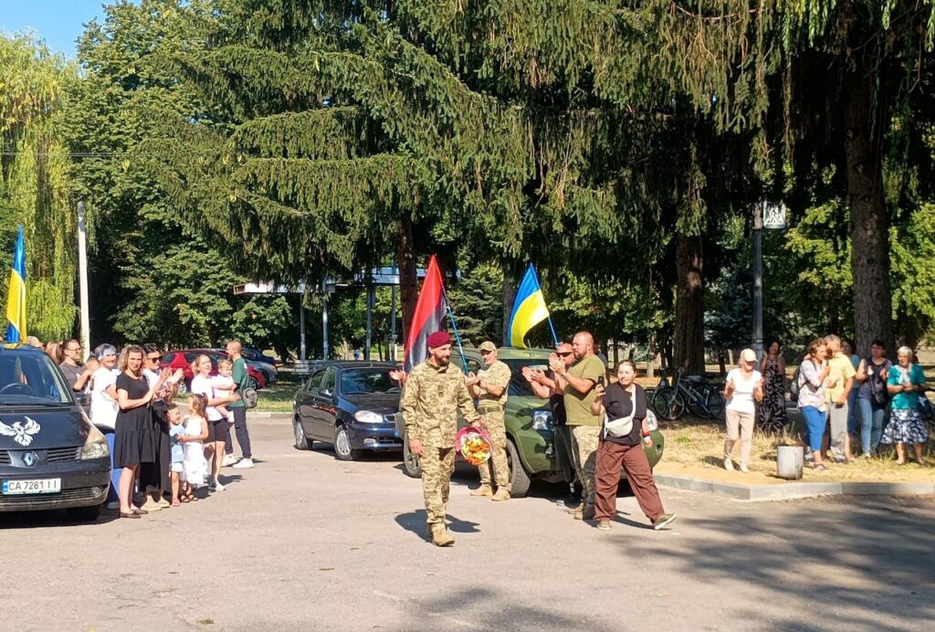 захисника зустрічають вдома з прапорами після полону