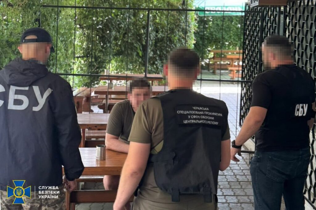 правоохоронці вручають підозру