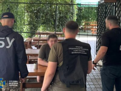 правоохоронці вручають підозру