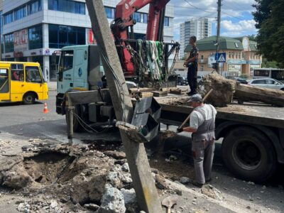 пошкоджена електроопора після ДТП