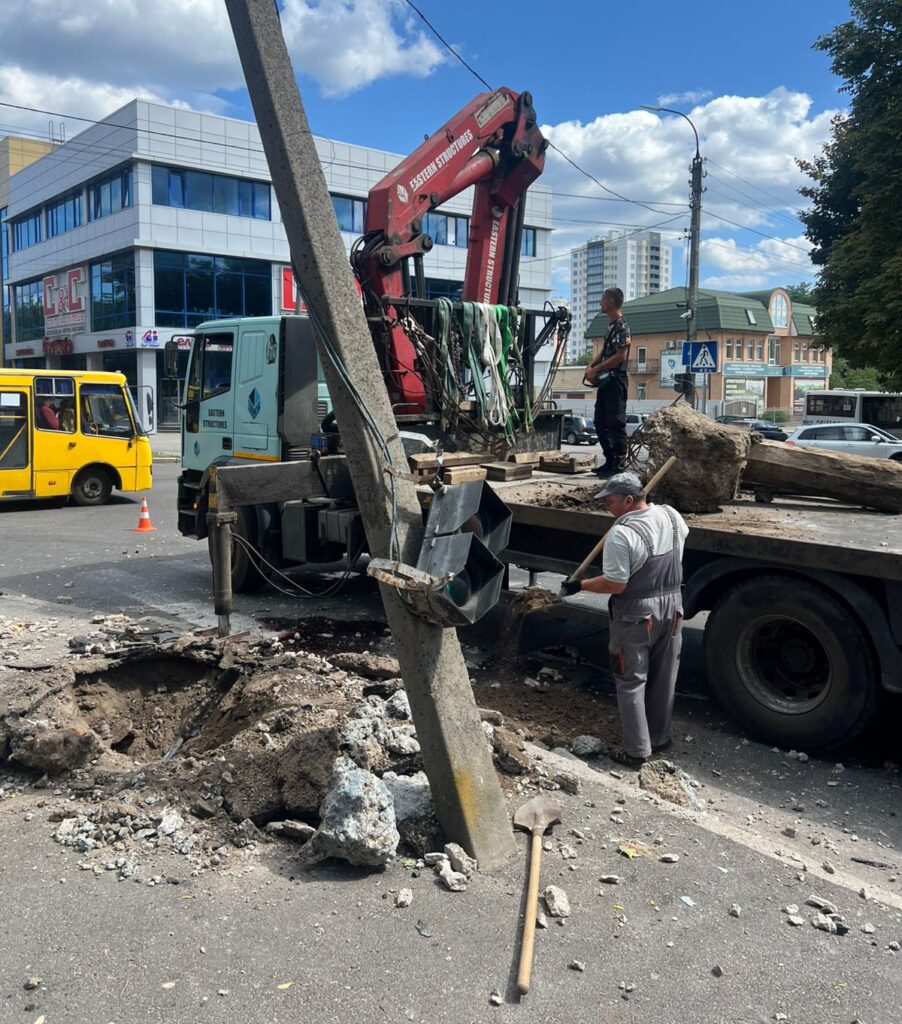 пошкоджена електроопора після ДТП