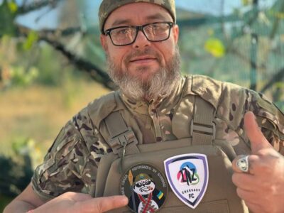 військовий Олег Устименко з шевроном ЛНЗ