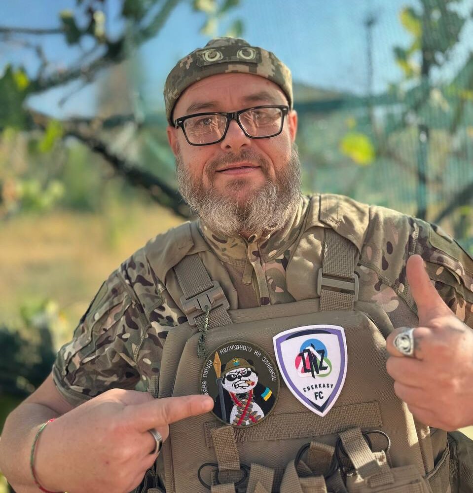 військовий Олег Устименко з шевроном ЛНЗ