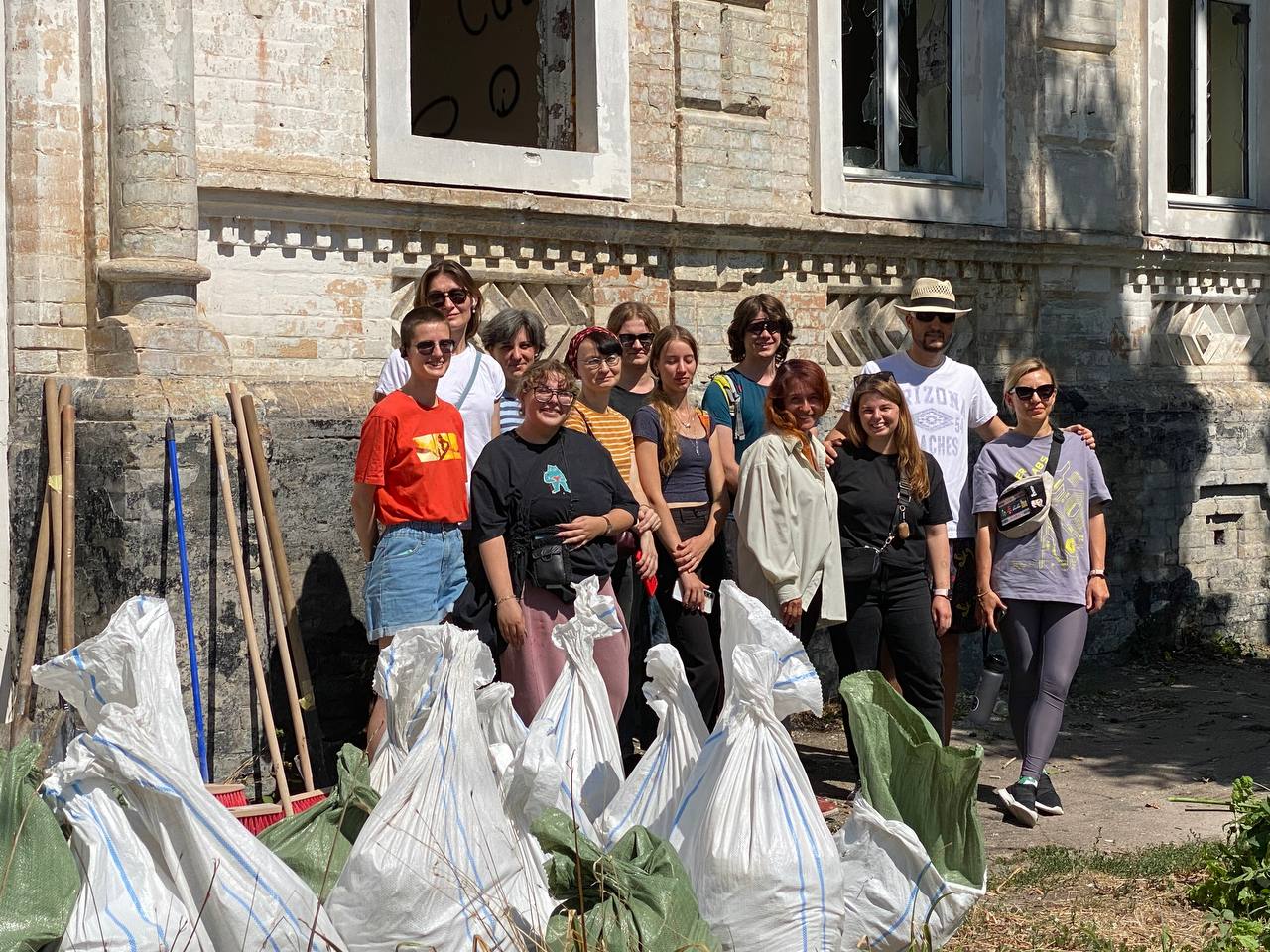 Волонтери прибирали будинок Кринського 