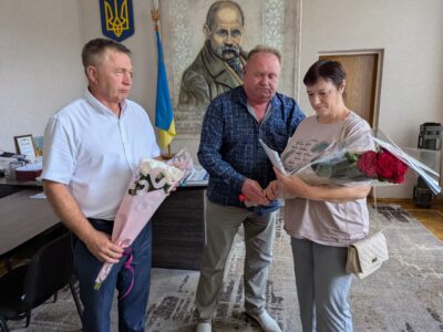 дружина отримує нагороду загиблого військового з Тальнівщини