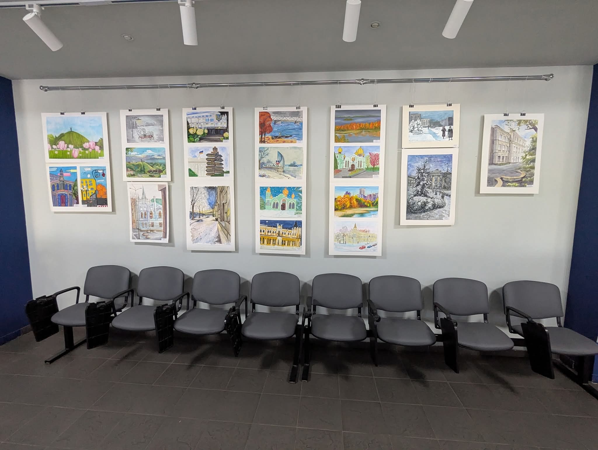 художня виставка у ЦНАПі