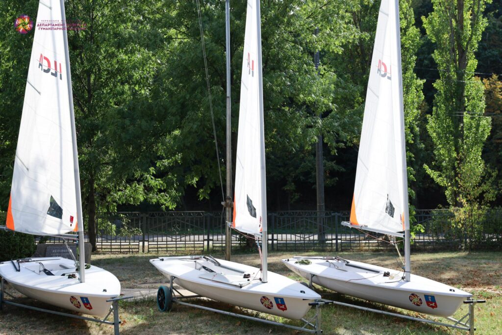 яхти для вітрильного спорту