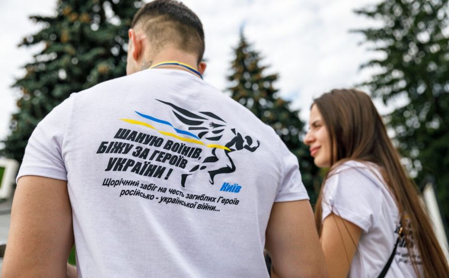 Футболка з написом «Шаную воїнів, біжу за Героїв України»