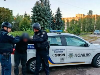 поліція зитримує чоловіка