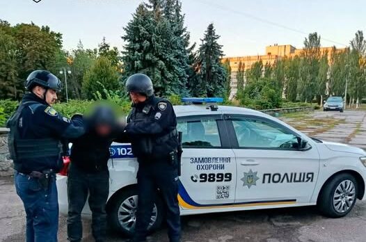 поліція зитримує чоловіка