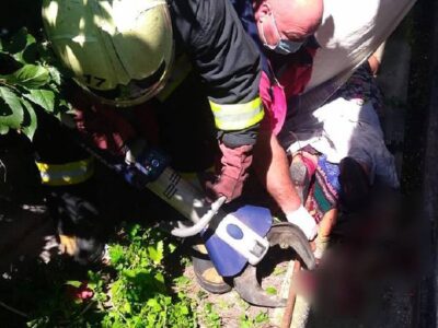 жінка поранилася серпом. поранену деблокували рятувальники