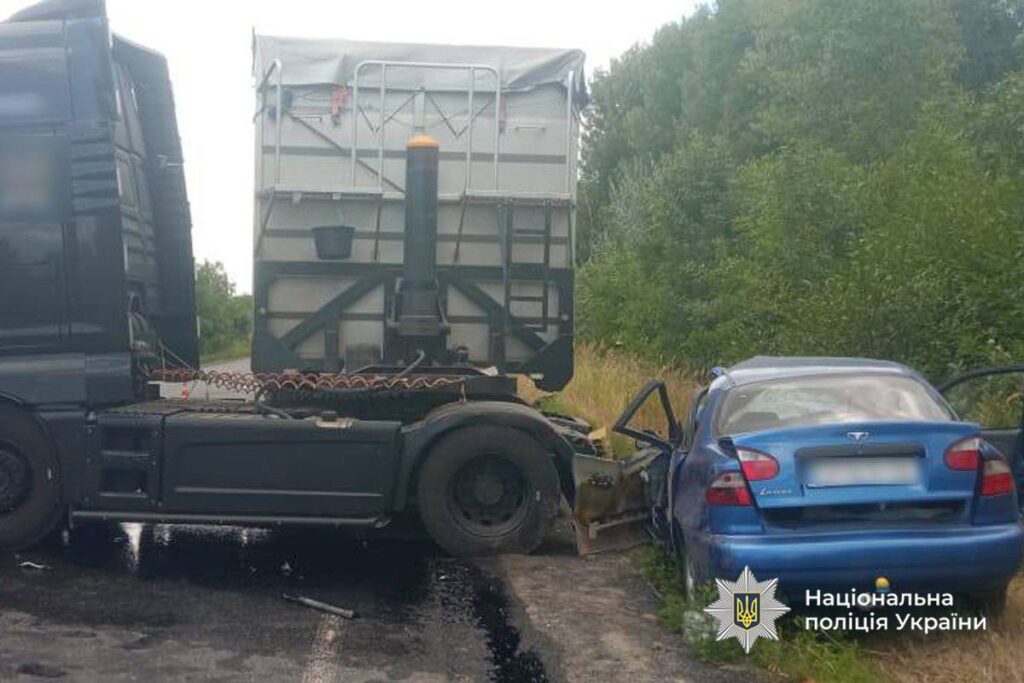 зіткнулися вантажівка та легковик 3 серпня