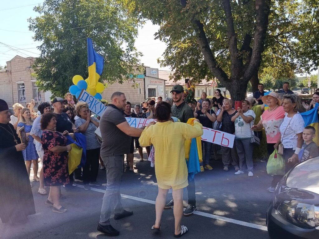 жінка обіймає військового