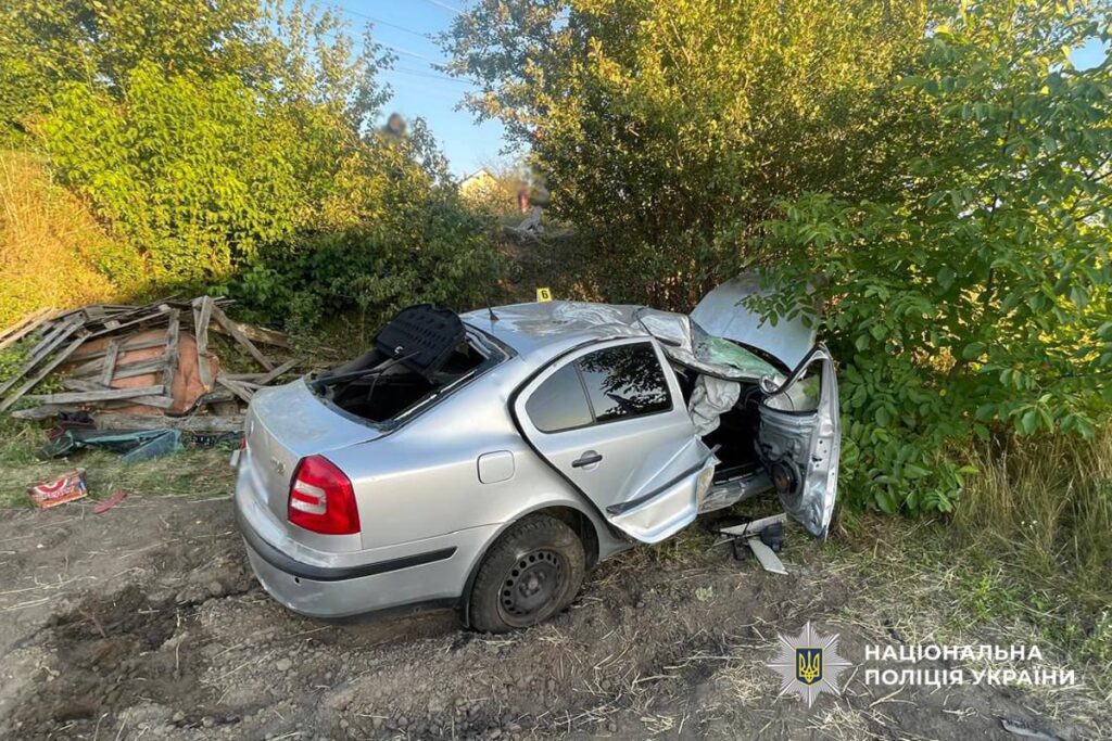 автівка з пом'ятим капотом 12 серпня