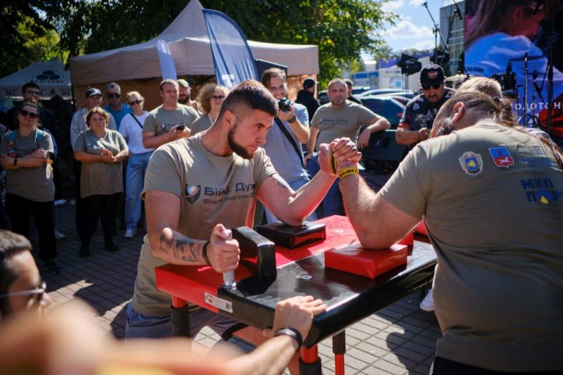 двоє чоловіків борються