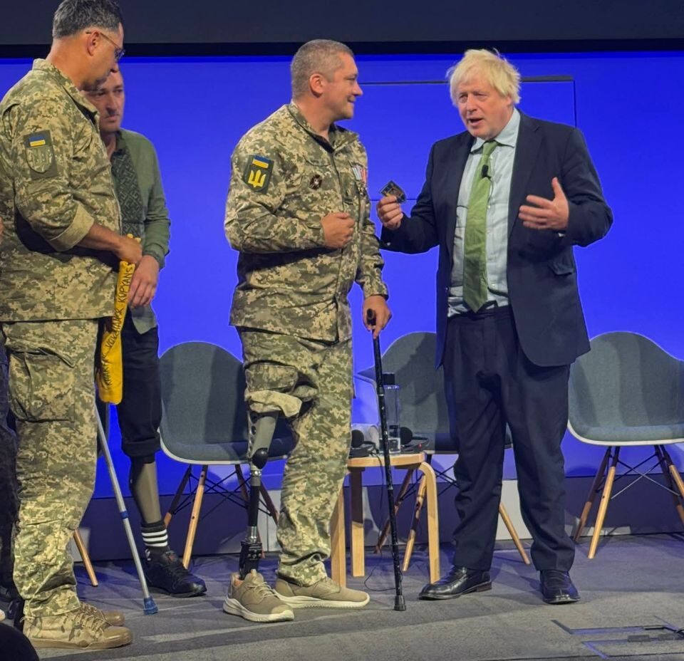 Боріс Джонсон і військові