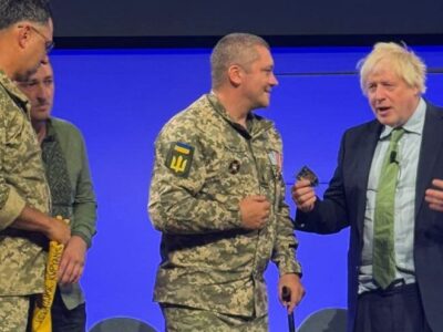 Боріс Джонсон і військові