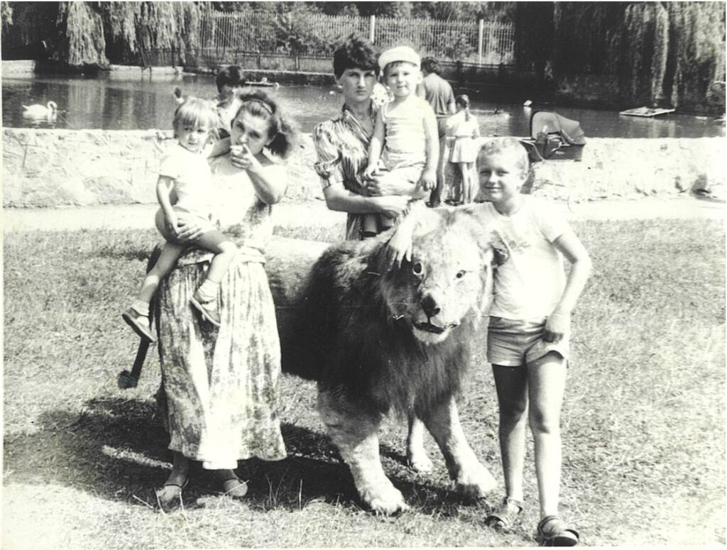 чорно-біле фото, люди у черкаському зоопарку