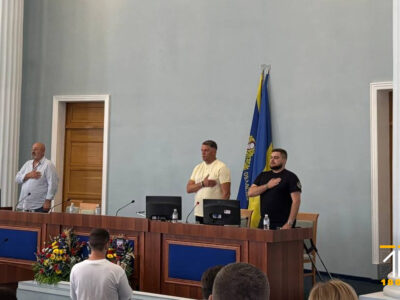 люди в залі