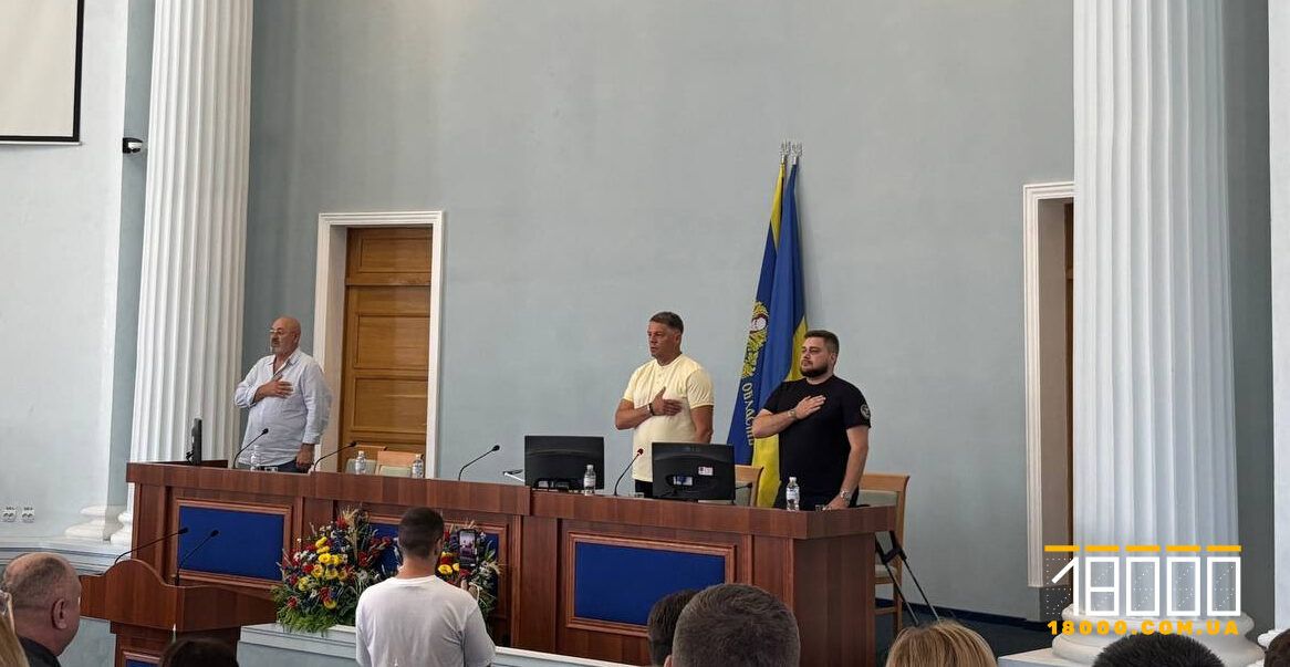 люди в залі