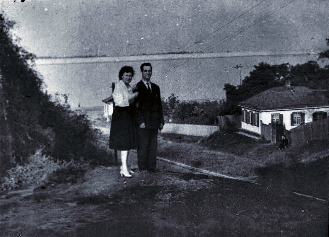 Люди у 1960-х на фоні Дніпра в Черкасах