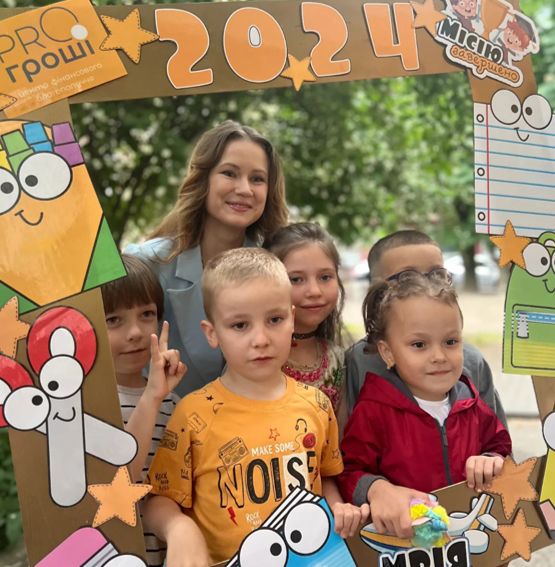 викладачка з дітьми на курсі фінансової грамотності